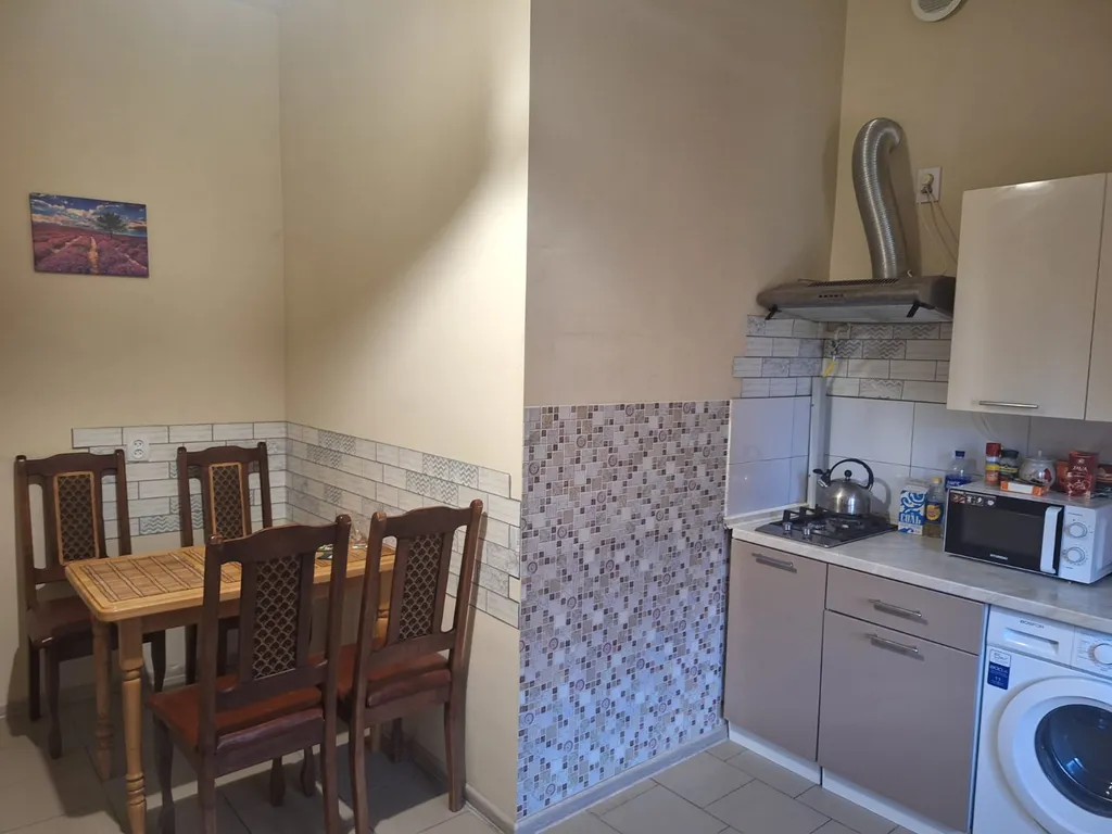 2-комнатная возле ТЦ со своим двориком