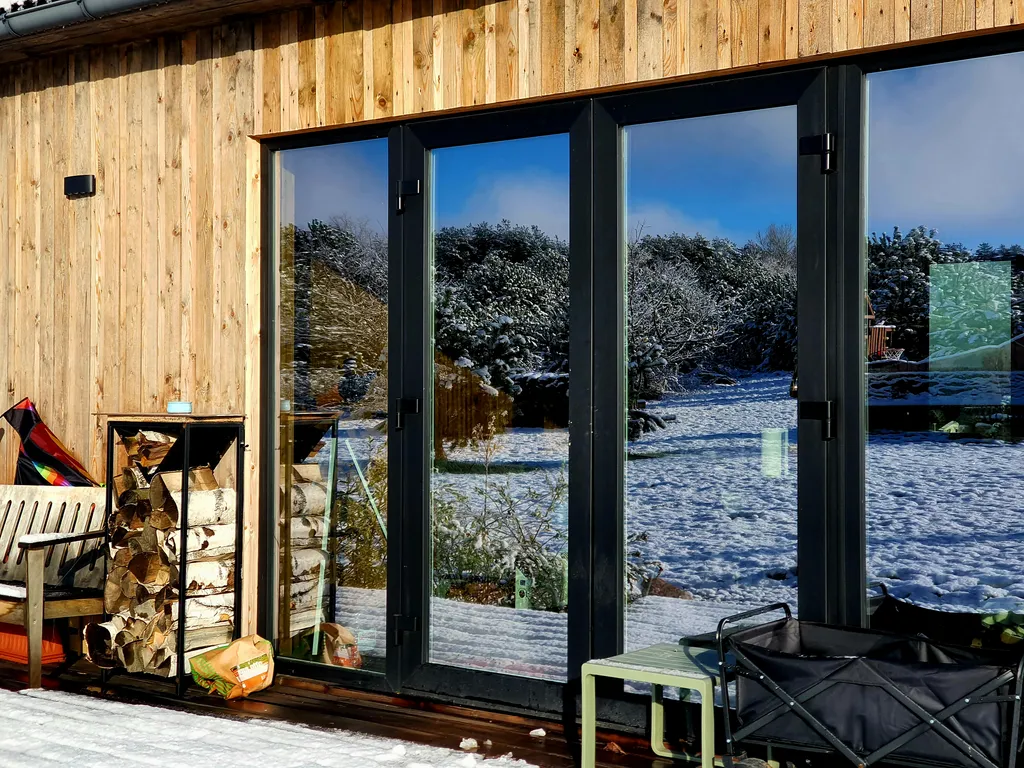 Домик в лесу с террасой и панорамными окнами для 2-4 гостей