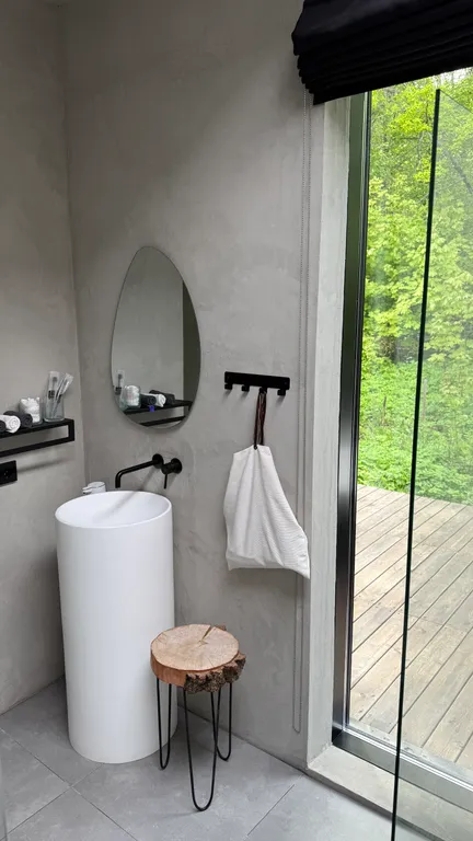 Премиальный дом с дизайнерским камином на дровах в лесу