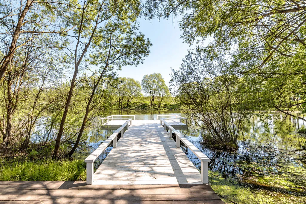 Совершенно новый дом на берегу озера с верандой и русской баней