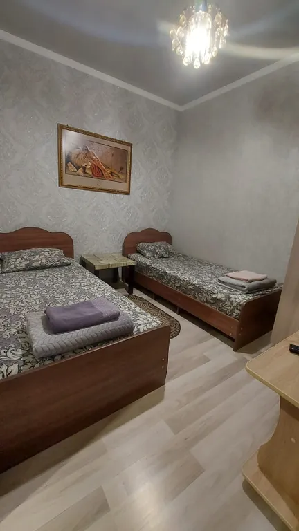 Два человека с раздельными кроватями