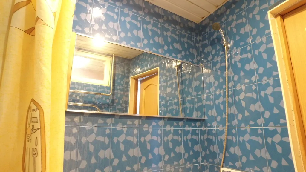 Двуспальная кровать и огромный смарт ТВ