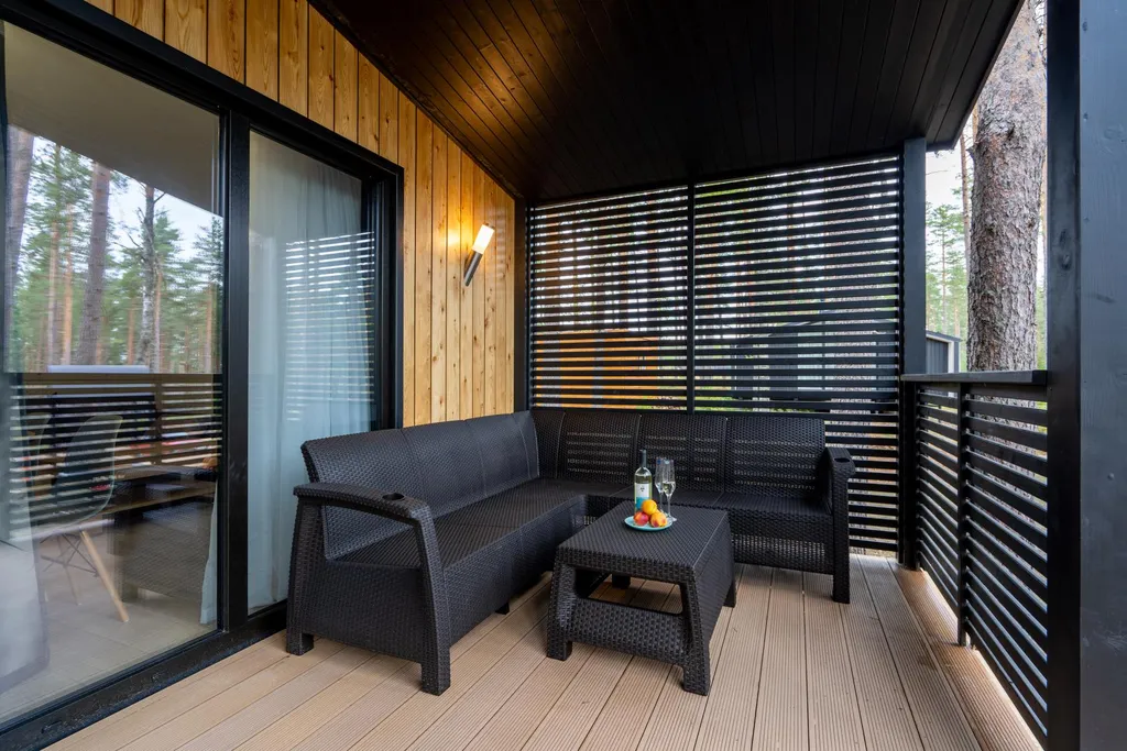 Новый домик в лесу у залива