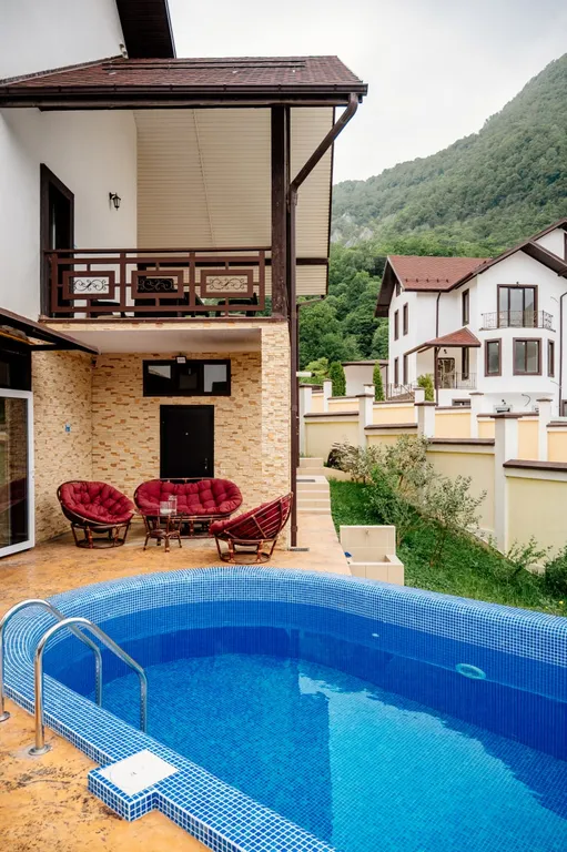 Дом с бассейном и видом на горы