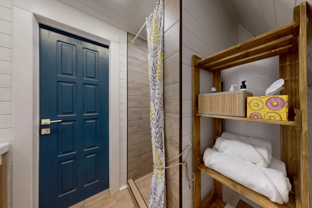 Дом в стиле a-frame с чаном на террасе