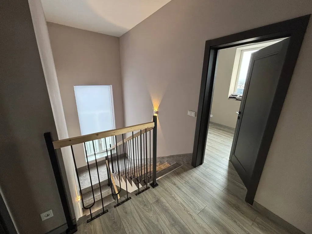 Просторный дом с собственной территорией и настоящим камином