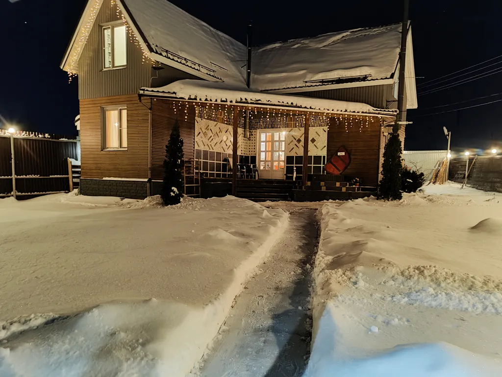 Современный дом с уличной подогреваемой купелью и сауной