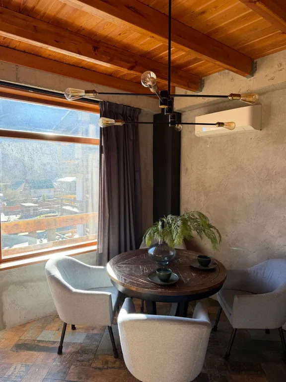 Квартира с 2 каминами в центре