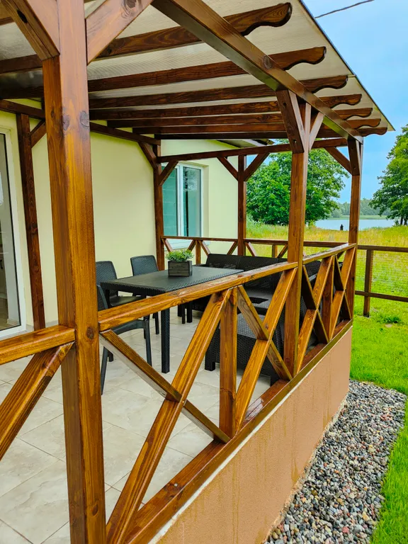 Уютный дом на берегу живописного озера