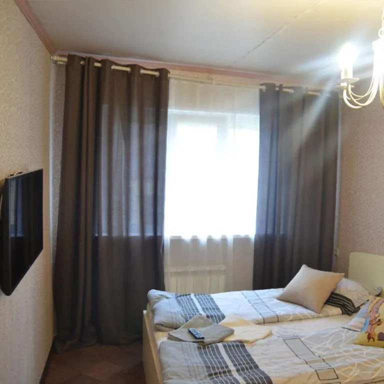 Двухкомнатный люкс с балконом с одной большой кроватью и диваном