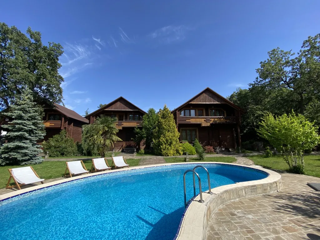 Сруб в Ялте c бассейном и сауной