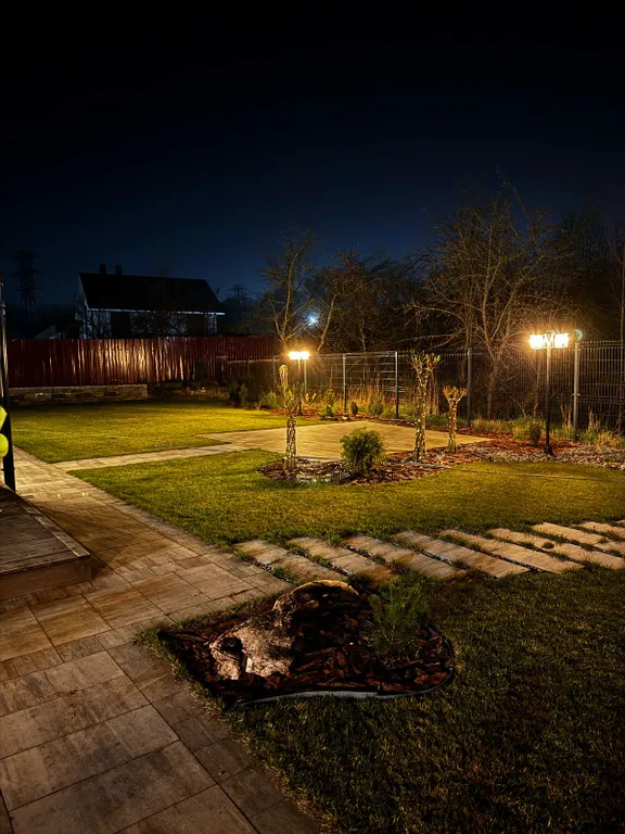 Дом на берегу озера и моря