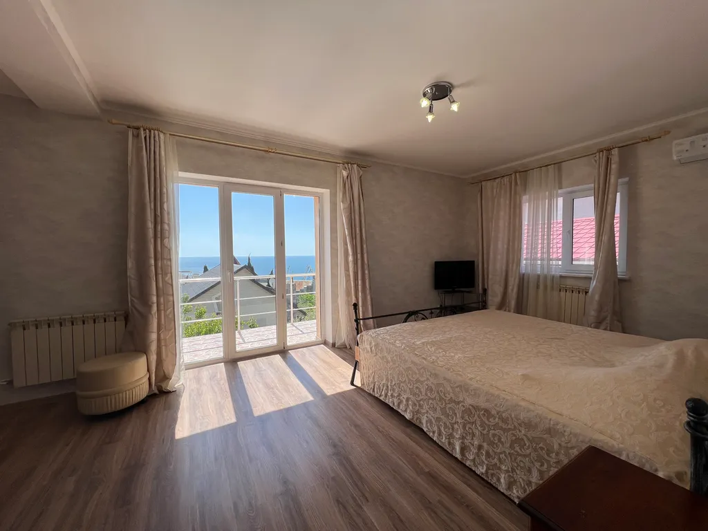 Дом с бассейном и баней