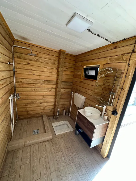 Уютный брусовый дом на берегу