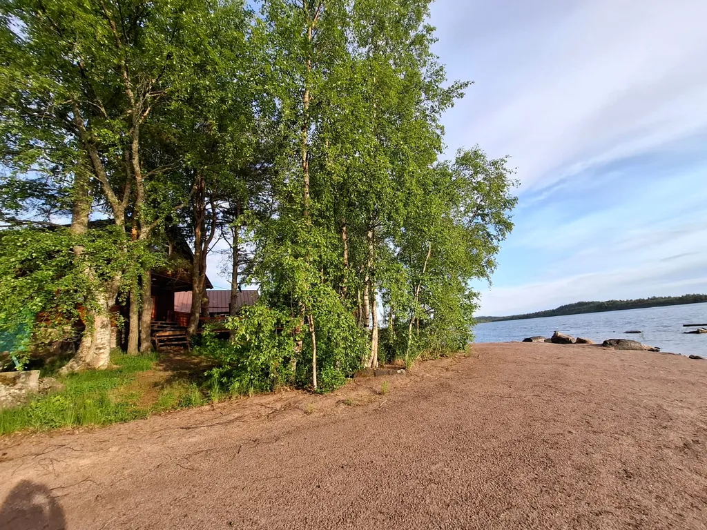Уютный, комфортный для проживания на берегу озера, в зелени и тишине