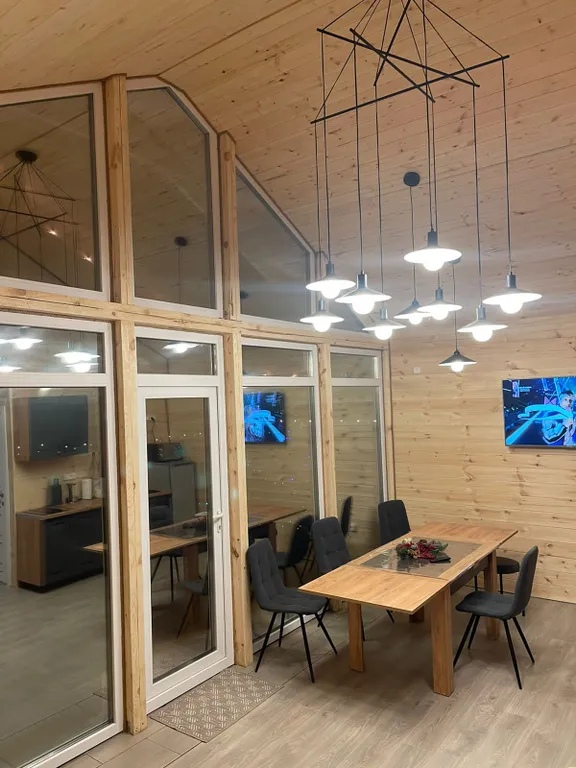 Шале на берегу реки с банным чаном и дровяной баней