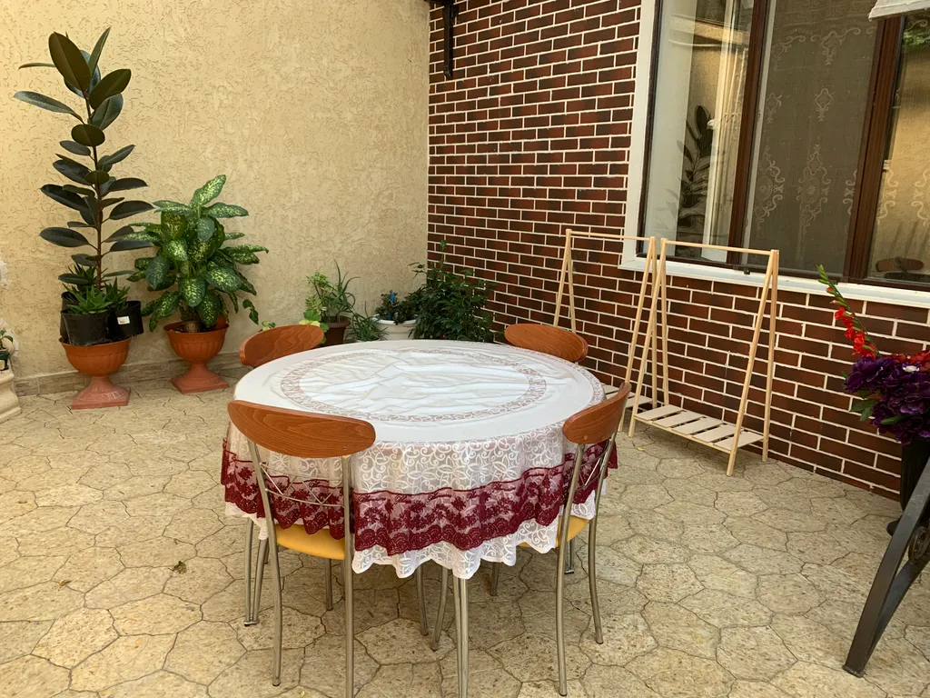 Комната в частном доме с верандой, вход отдельный, свой выход в сад.