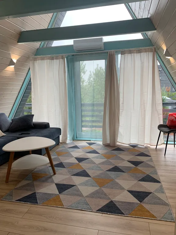 Дом-шалаш на берегу озера