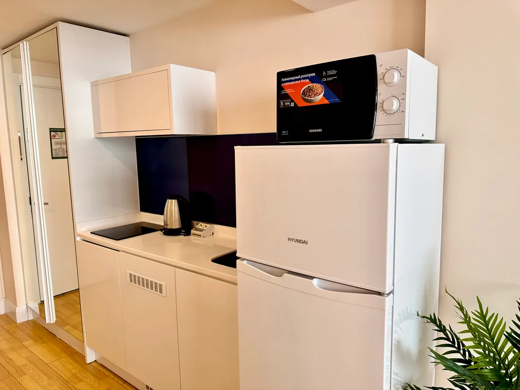 Студия с видом на море и стильным дизайном