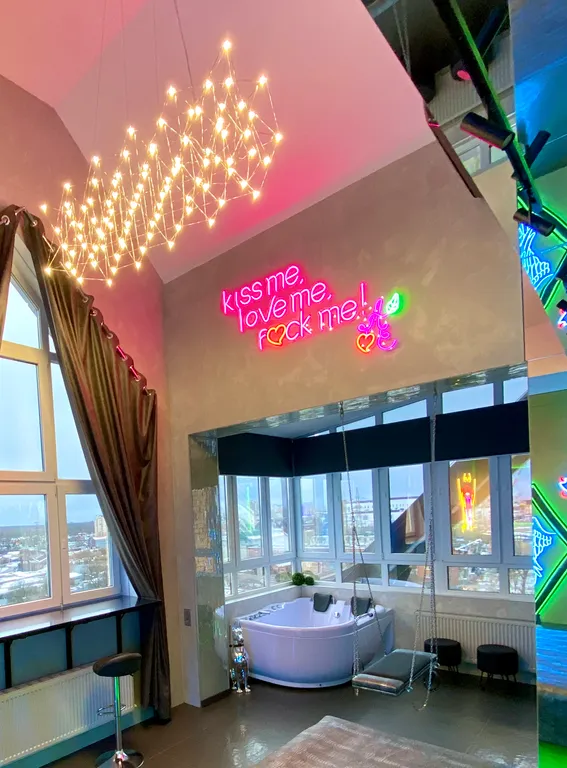 Панорамная квартира с джакузи и камином