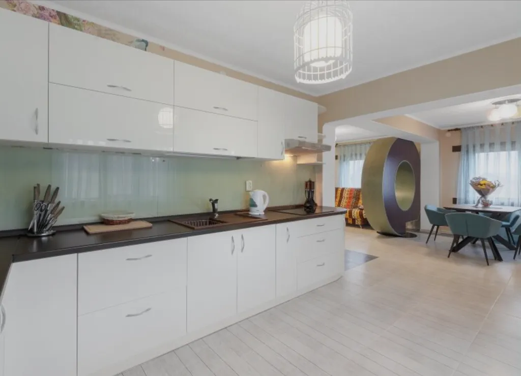 Домик с павлинами