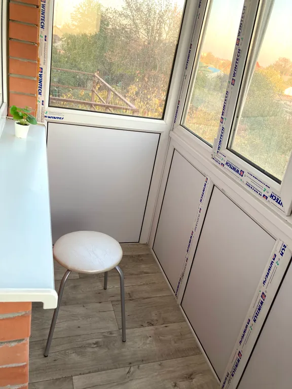 Уютная студия с качелями и видом на тихий зеленый сад