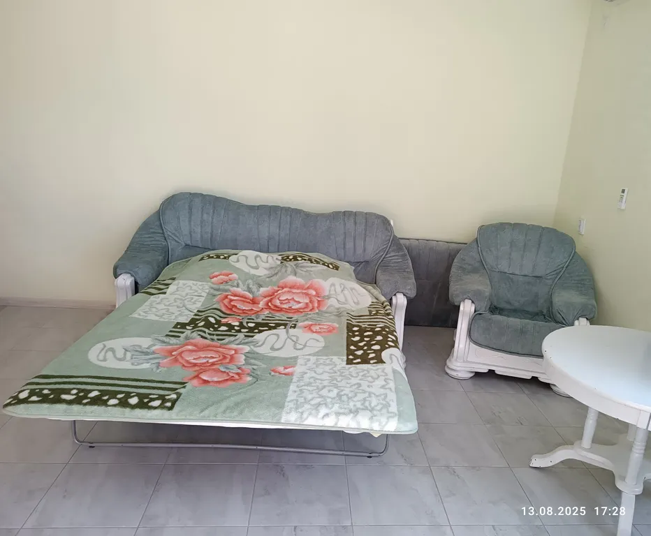 Уютная комната с отдельной кухней в коттедже