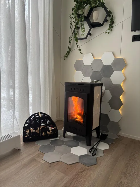 Загородный домик с камином и потрясающим видом на лес