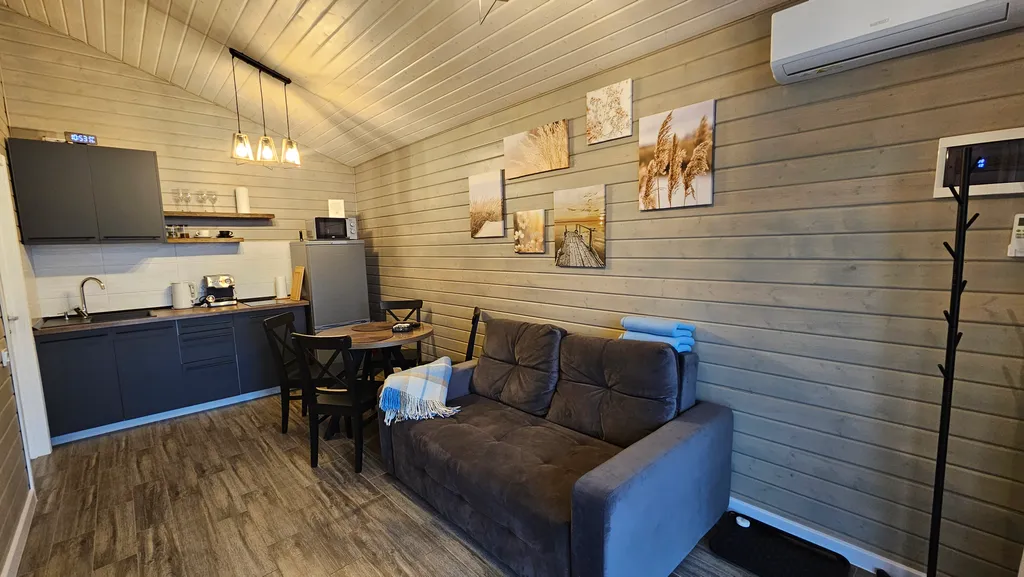 Уютный дом на берегу реки