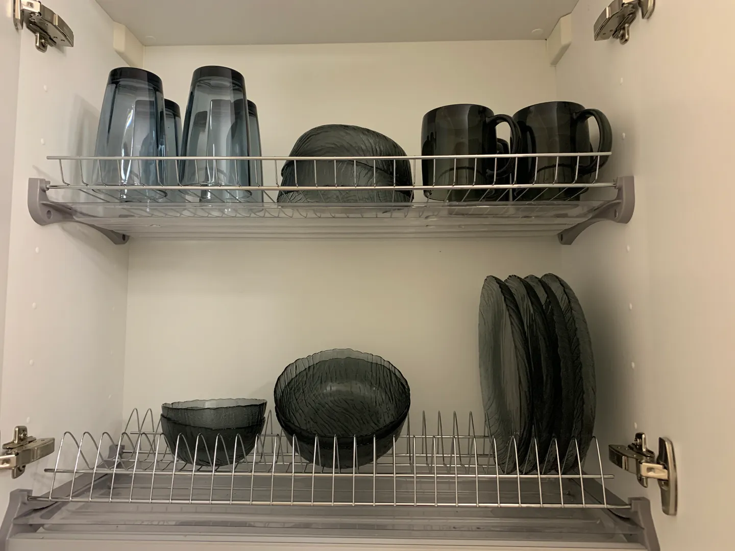 Есть полный набор посуды, столовых принадлежностей