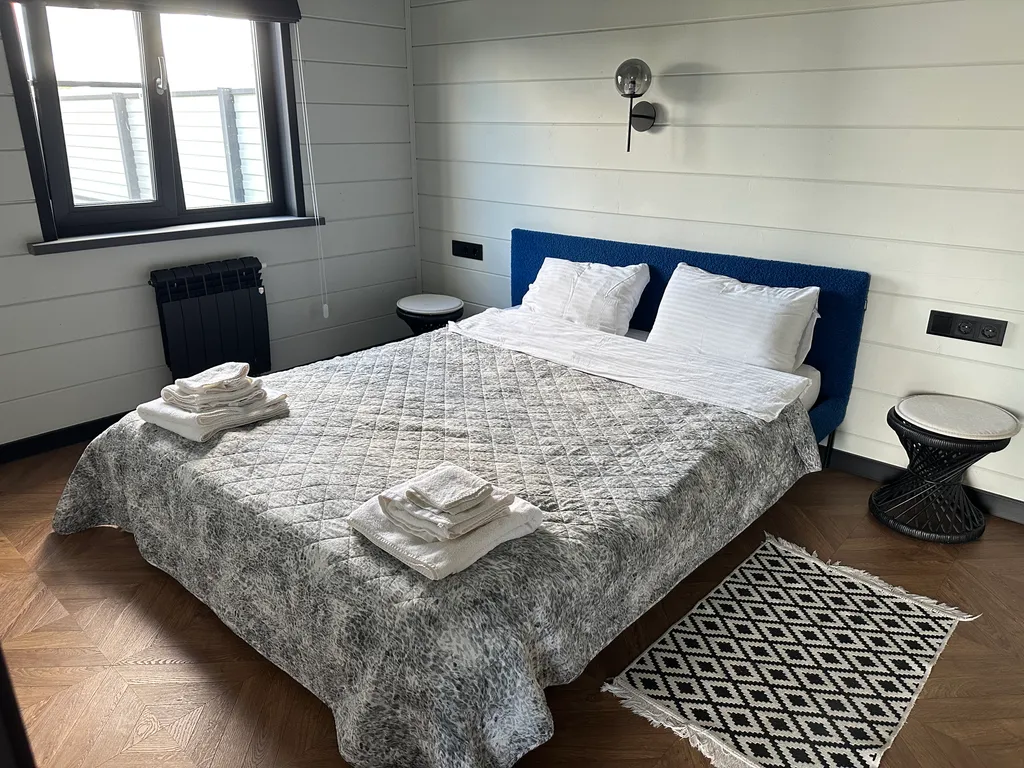 Стильный современный дом для отдыха на природе