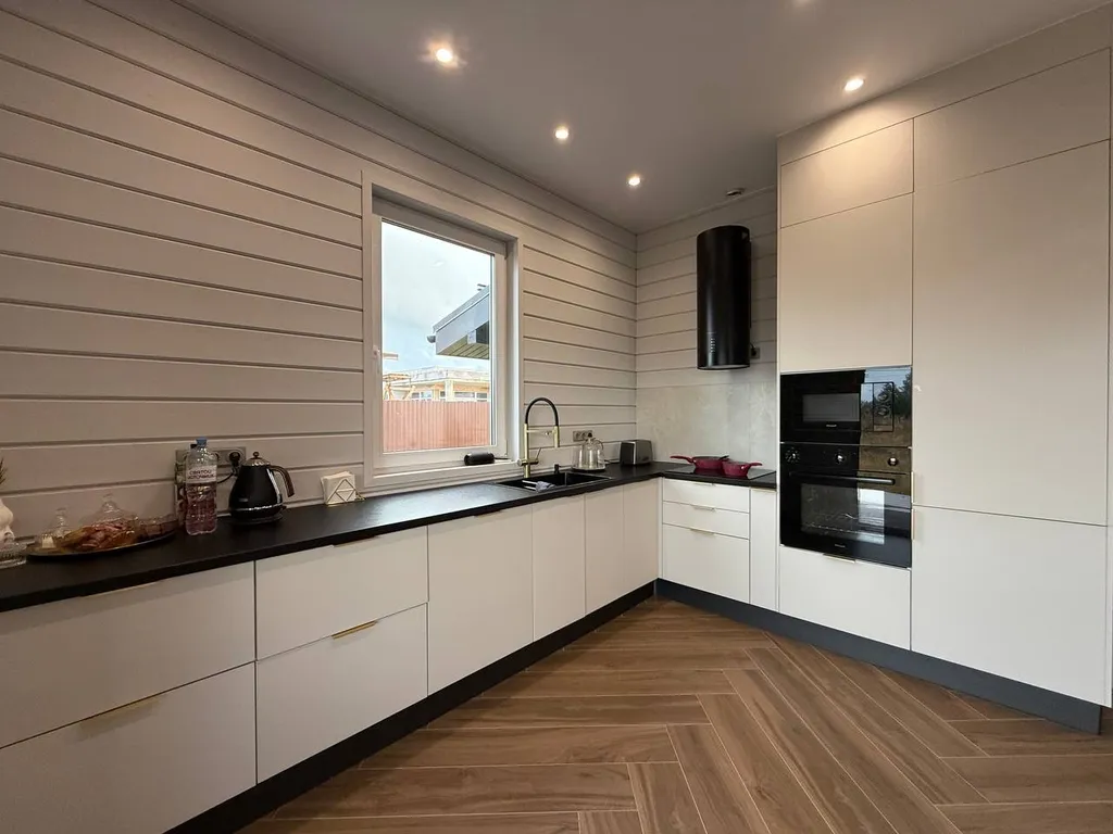 Загородный дом с большой террасой, кострищем и финской сауной