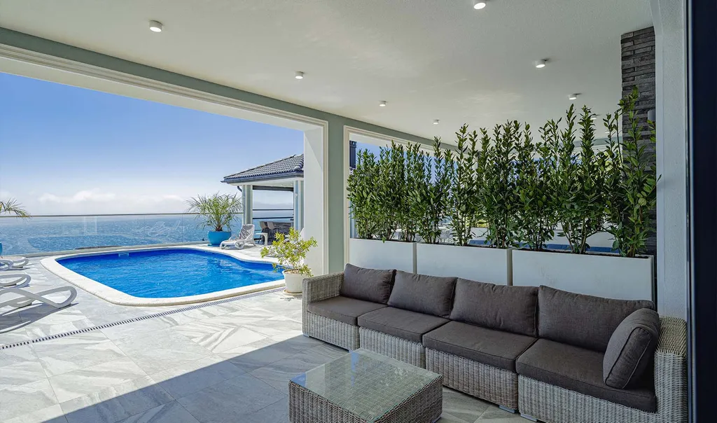 Делюкс с выходом к бассейну и террасой