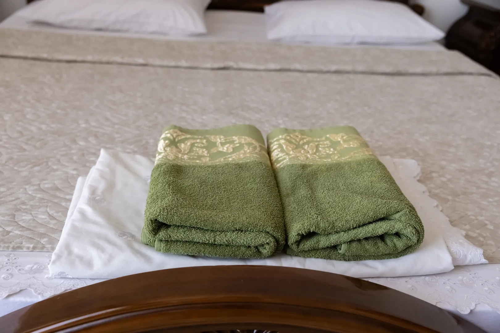 Всегда свежая,выглаженная постель и свежие полотенца. 