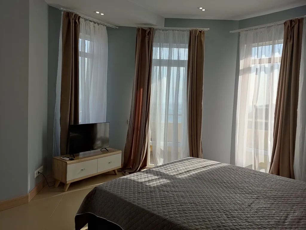 Шикарный двухуровневый апартамент с видом на море и горы