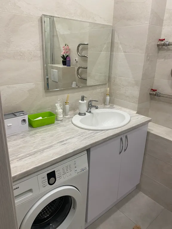 Хорошая, светлая  квартира в современном районе на берегу озера