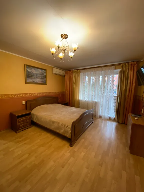 Большая 3-х комнатная квартира возле Ледовой арены в тихом районе