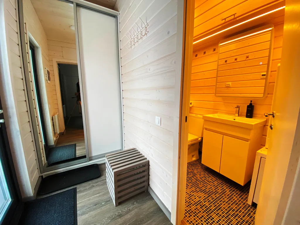 Новый комфортабельный дом для отдыха на берегу лесного озера