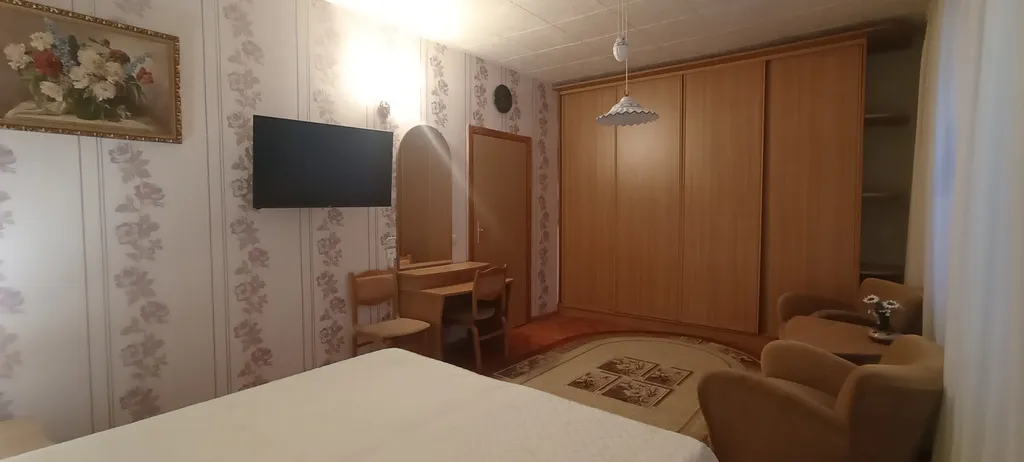 Уютный просторный дом с камином электрическим