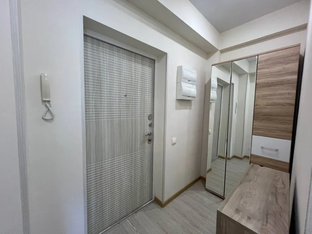 Апартамент с просторной спальней и выделенной кухонной зоной