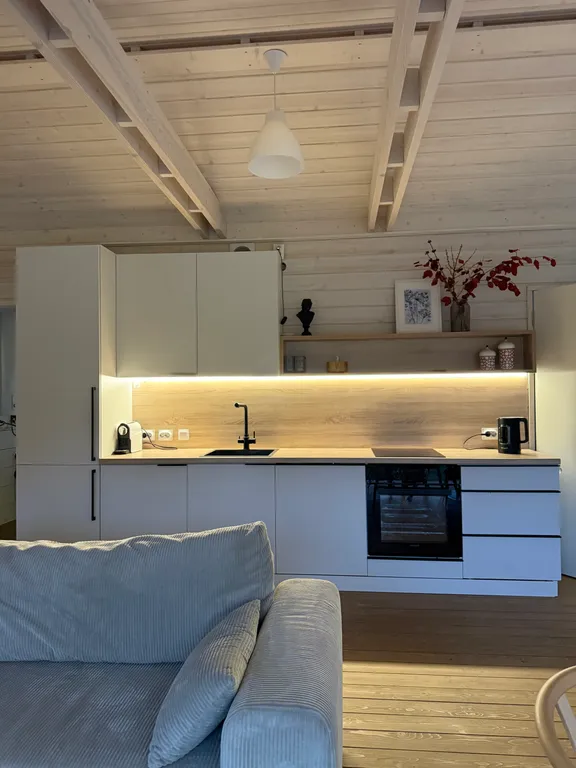 Дом с панорамным камином и видом на лес