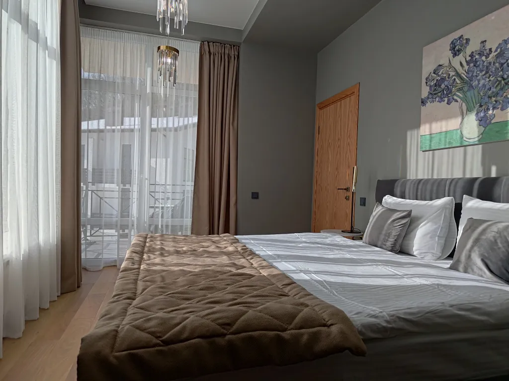 Дизайнерский апартамент с балконом в окружении леса