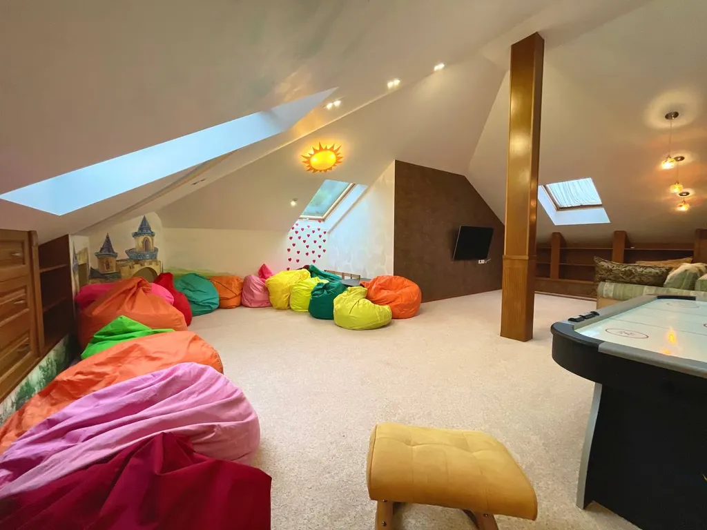 Котедж в классическом стиле с бассейном, сауной, бильярдом