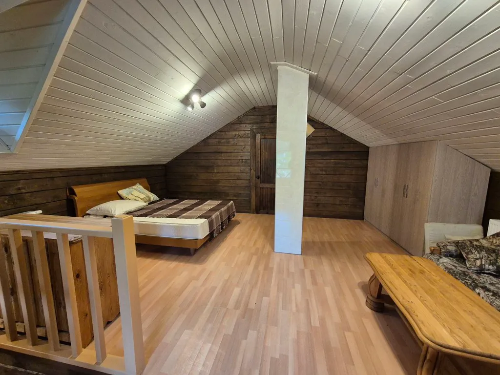 Двухэтажный загородный дом рядом с озером