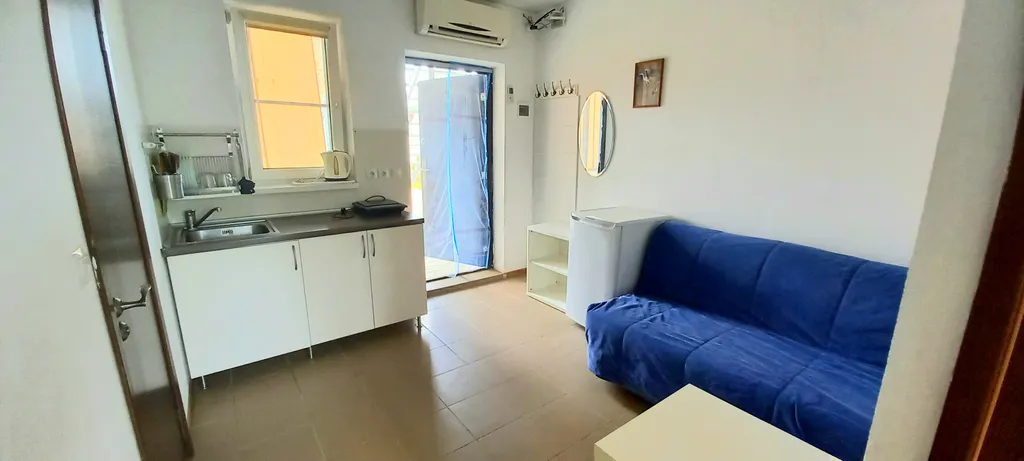 Спальня, кухня с диваном, веранда