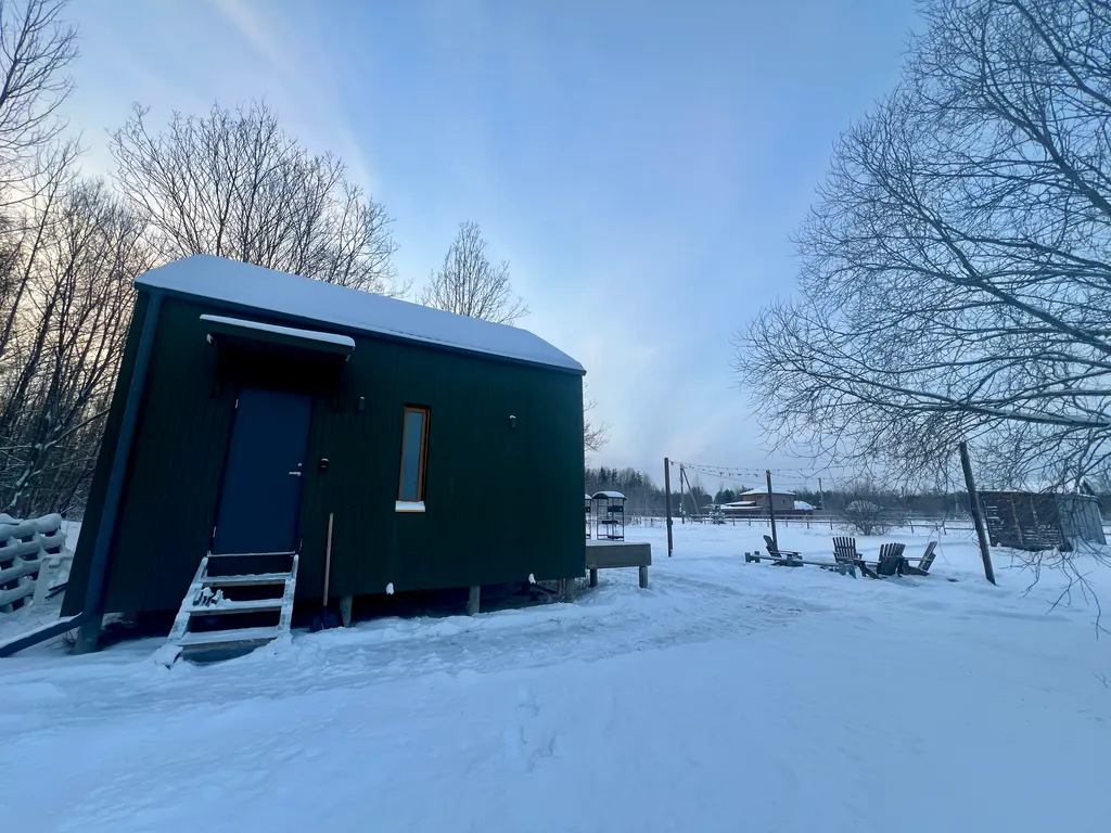 Зеленый домик в поле