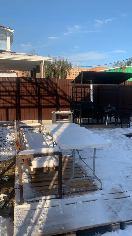 Уютный дом у леса и озера