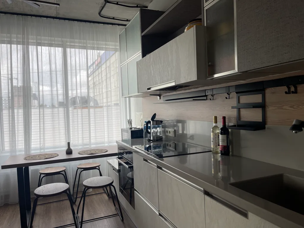 Просторная и светлая квартира с огромными окнами