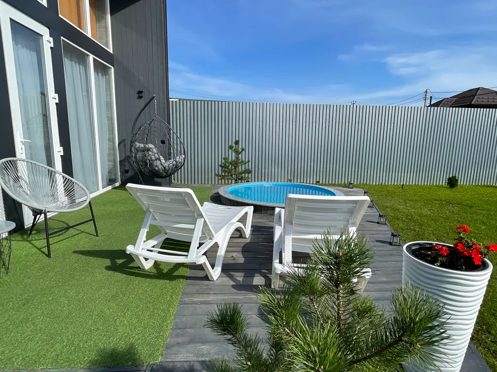 Дом в стиле барнхаус с тёплым бассейном и сауной