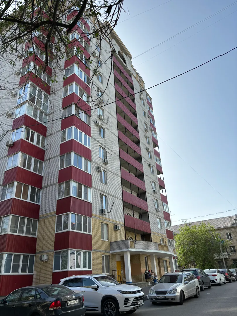 Вид на дом и вход в него со стороны двора